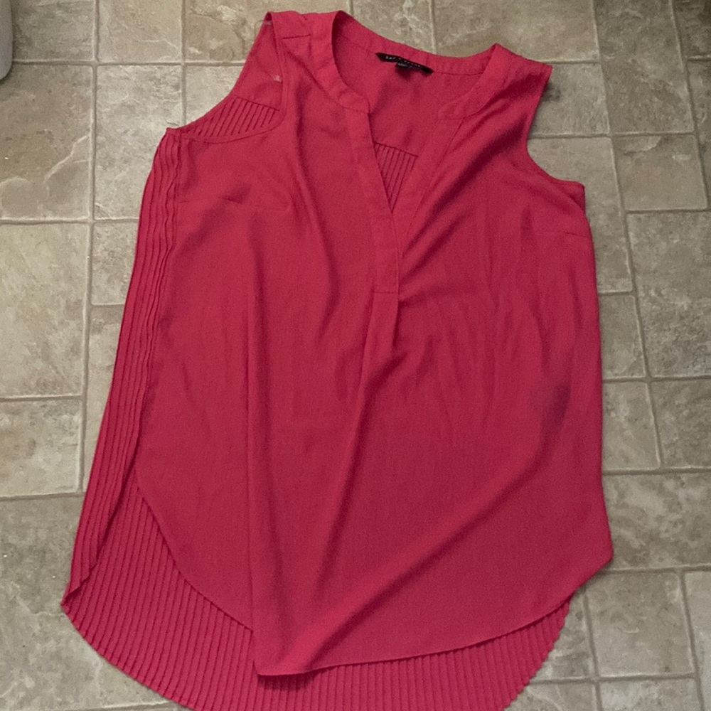 Sleeveless top pleated in the back